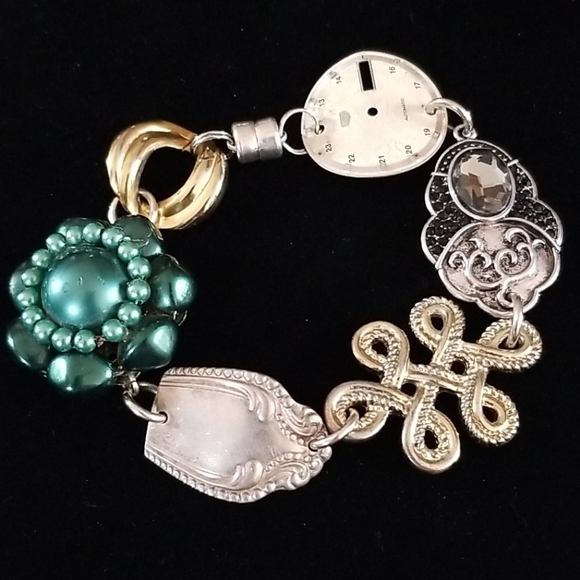 Hand Crafted Repurposed Vintage Assemblage Charm Bracelet NWT - Picture 4 of 16